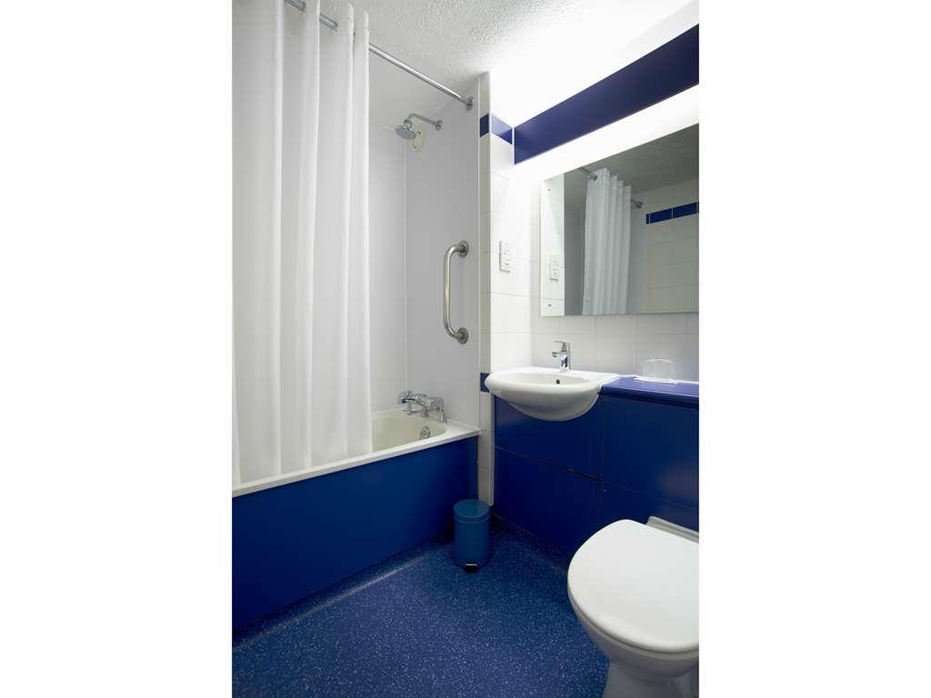 Travelodge Leeds Colton Гарфорт Стая снимка