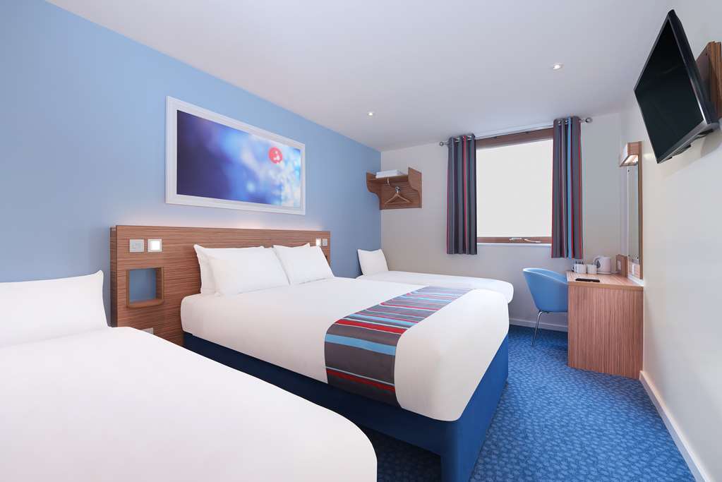 Travelodge Leeds Colton Гарфорт Стая снимка